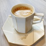 Raduno - ◉ ドリンク
      アメリカンコーヒー
      　☘️ シェフに感謝です！
      　　　もっと薄いのが好みの場合は、
      　　　これをどうぞ！と、
      　　　熱いお湯を下さいました♪