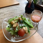 妙見石原荘 食菜石蔵 - 人参黒酢ジュースと野菜サラダには自家製甘酒ドレッシング