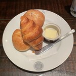 タヴェルナハンバーグ - パンのセット。クロワッサンが美味かった