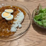 マウント・バーノンの風 - ハーブのチキンカレーとサラダ