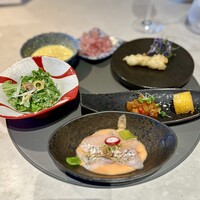 IN DISH - ❷炭焼き鮮魚のカルパッチョ には、トマト、きゅうり、セロリ、ズッパ、とうもろこし・アグロドルチェノ穴子のフリット・フジッリ/ルッコラメケール✕鰯・プロシュット18ヶ月熟成生ハム/炭焼き野菜✕ポレンタ