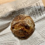 パンやきどころ RIKI - マカダミアンナッツとホワイトチョコの天然酵母 ¥350