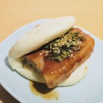 成城石井 - 料理写真:肉の充実した食べ応え、甘辛いタレでお酒が進む一品！