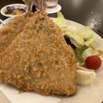 261561105 - アジフライ。880円というのは一枚のお値段。大きくて食べ応え抜群。