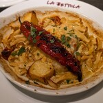 ラ・ベットラ・ダ・オチアイ カナザワ - ホタテのムースを詰めた鮮魚と自家製ドライトマト、白しめじのオーブン焼き