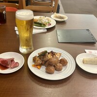 神仙閣 神戸店 - 生ビールはアサヒスーパードライ
                ローストビーフ
                糖醋肉 すぶた/口水鶏 よだれ鶏/糖醋丸子 肉団子の甘酢
                北京烤鴨 北京ダック