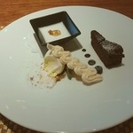 ボン シャンス - バニラアイスクリームとココナッツのブランマンジェ、薔薇のゼリー乗せ、ガトーショコラ