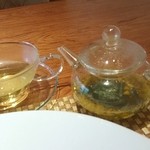 ボン シャンス - フレッシュハーブティー
      ミモザと、ミントかな？他にも何か入ってるような～。とても美味しい～♪