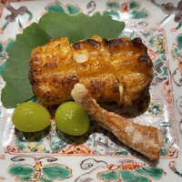 帝国ホテル 寅黒 - 焼きとうもろこし、右下のくちこも揚げてある