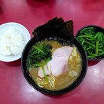 ラーメン 杉田家 - ラーメン並890円＋小ライス110円＋ほうれん草200円