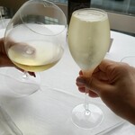 サーラ アマービレ - 2杯目カンパーイ！(パープルさんは白ワイングリッロ。うえき姫はスプマンテ)