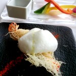 サーラ アマービレ - アジアの香りの車海老フライ(車海老をカダイフで巻いて揚げてます...♪*ﾟ上にはほんのりカレーのソースが。)