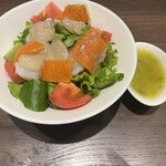 欧風カレー ガヴィアル コレド室町2号店 - オリジナルサラダ８００円。シーフードたっぷり、ボリュームしっかりのコスパ良きサラダです。ドレッシングは、お願いして別添えです。