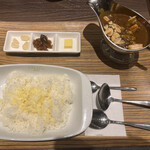 欧風カレー ガヴィアル コレド室町2号店 - ミックスカレー１６００円。じゃがいもなしでお願いしてあります。チーズを乗せたライス、具沢山のカレーソースがマッチして、とーっても美味しくいただきました（╹◡╹）（╹◡╹）