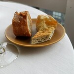 サーラ アマービレ - パン三種類(ハード系とちょいハードとお菓子みたいに甘いパン)