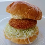 LAWSON - 料理写真:令和6年9月 24時間営業時間
海老カツバーガー 税込419円