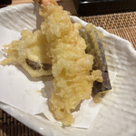 新潟・佐渡島 両津港直送 土風炉 - 豪快船盛会食２５００円。海老、椎茸、茄子。天ぷらは良いタイミングでお声かけしてください、と嬉しいサービス。舟盛の唐揚げ、枝豆も熱々でしたので、丁寧さが伝わります。