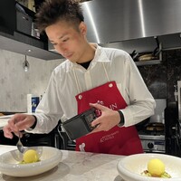Artisan - ミシュラン・エプロンがお似合いの三島シェフ。フルフラットのキッチンのライブ感が醍醐味です。