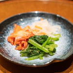 横浜 うしみつ - キムチ・ナムル・なますの盛り合わせ