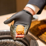 横浜 うしみつ - 和牛の雲丹ユッケドッグ　～目の前仕上げ～