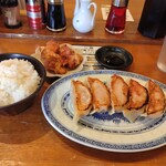 熱々肉汁餃子 あじくら - 肉肉肉餃子定食