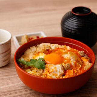 ランチタイムには、さかえやの究極の親子丼御膳がおすすめ