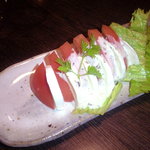 居酒屋 かまどか - モッツァレラチーズと新鮮トマトのカプレーゼ