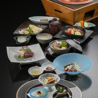 17：30以降の夜のご利用は5,500円（サービス料別）からの懐石料理をご利用いただけます。
