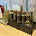 三田製麺所 - 卓上調味料充実〜