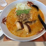 らーめん世界 - 麺は細麺、スープは辛くはなくコクがアリアリでした