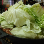 秋田美人 - ジンギスカン鍋にホルモンを載せ、その上にタップリのザク切りキャベツを載せて蒸し焼き（と言うより蒸し煮）にして…