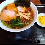 手打中華 英 - ラーメンを注文するとたくあんが付いてくる。ライスは原則セット（ランチ限定）
