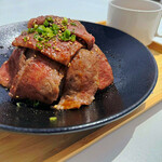 Long Vacation Resort 海の家 - 最高品質"伊万里牛"カルビを大きく食べ
応えがあるようにカットしました。自家
製ピリ辛ソースをかけてお召し上がりく
ださい。