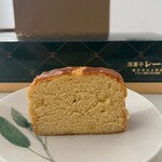 洋菓子 REINE - カステラよりも軽く…
スポンジケーキよりもしっとりな食感♪(  ´艸`)
このふわふわ感は、長芋効果でしょうね♪
上品な甘さで、ほんのりと青のりの風味も感じ…
しっかりブランデーも香ってきます♡