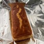 洋菓子 REINE - さらにアルミ製のシートに包まれていますが…
カッティングボードに移そうとすると…
ふわっふわで型崩れしそう！
なんて柔らかいのｫ〜〜♡(*´Д｀*)

アルミシートごとボードに乗せて、カット♪