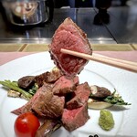 私房菜 鉄板焼 松村 - ＊塩胡椒でお味は付いていますけれど、山葵を付けて頂いても美味しい。 肩ロースは柔らかく、赤身と脂身のバランスが取れ口に入れると旨味が広がります。 火入れが絶妙なのも熟練技でしょう。 美味しいステーキで、大満足。(ﾉ∇≦*)