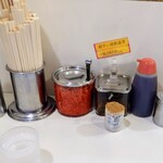 博多天神 新橋1号店 - 卓上トッピング、左からごま、紅しょうが、辛子高菜、タレ、コショウ、すりおろしニンニク