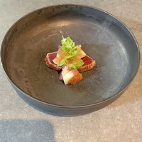 GRIS - 前菜 鮪とオクラのカボスジュレ添え 