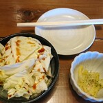 炭火焼鳥 ゆ鳥 - 料理写真:付きだし(キャベツ・マカロニサラダ) 220円(税込)