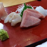 志満もと - まずは赤身とホタテ、いか。この後ポンポンと貝など置いてくれます