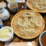 うずら家 - ◯ざるそば¥900×2
      …5束の“ぼっち盛り“でやってきました(*´-`)
      戸隠では基本的に一人前を5ぼっちにしているそうですが…
      戸隠神社が五社あることに由来しているという説があるそう。