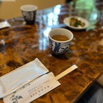 うずら家 - 3人ですが、大人5〜6人ほど座れそうな長机の
      小上がり席へご案内いただきました(*´-`)