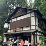 うずら家 - 外観／お店は戸隠神社中社のすぐ近く