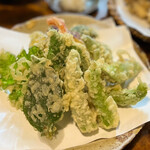うずら家 - ◯お野菜いろいろ天ぷら盛り合わせ¥1,000
                                …店先で待つ間、店員さんに伺うと
                                地元産の採れたて新鮮野菜の天ぷらですと
                                オススメいただいたのでオーダーしました(๑˃̵ᴗ˂̵)