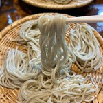 うずら家 - 艶やかで、美しいお蕎麦だこと！(*´Д｀*)♡
                                まずはそのままいただきますと…
                                細打ちの蕎麦は、しっかりとコシを感じ…
                                そばの香りと甘味がお口の中に広がります…
                                コレは美味しすぎる(*´-`)