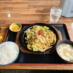 居酒屋キャプ店 - 料理写真:焼きそば　６５０円　＋２５０円＝定食