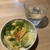 炭火焼肉 肉の匠 ひうち - サラダとお水