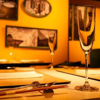 北欧のカフェを連想するおしゃれな店内でくつろぎの時間を。