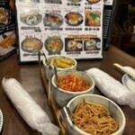 塩梅 - お通しがわりのお漬物3種