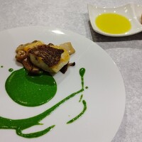 Queux Norme 梅田店 - ほうれん草のソースが鮮やかで美しい